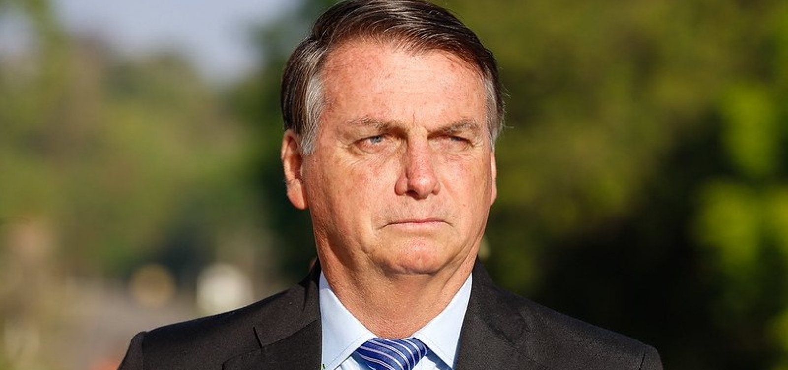 [Após cirurgia, Bolsonaro caminha pelo quarto e segue com sonda, diz boletim médico]