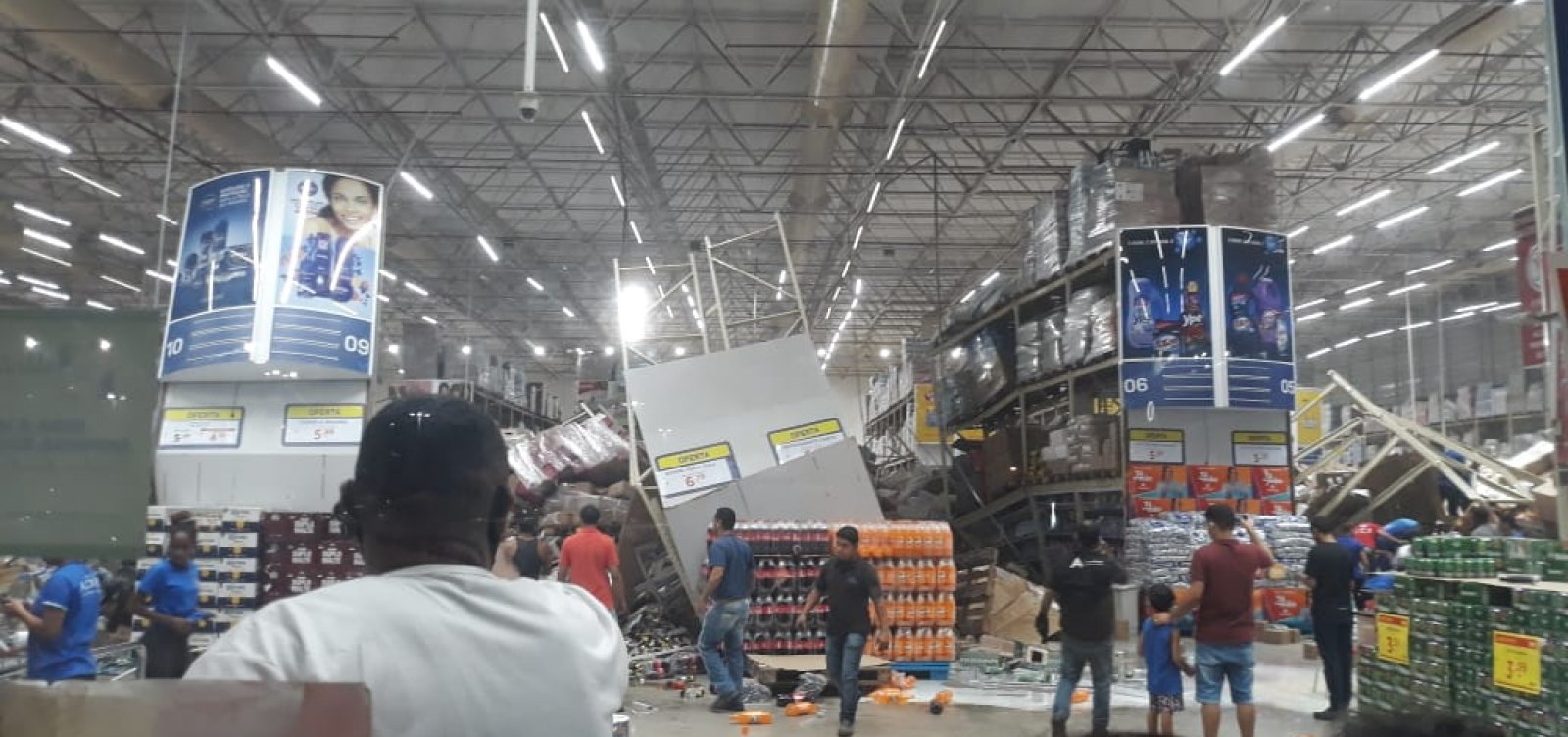 [Prateleiras de supermercado atacadista caem e matam uma pessoa no Maranhão ]
