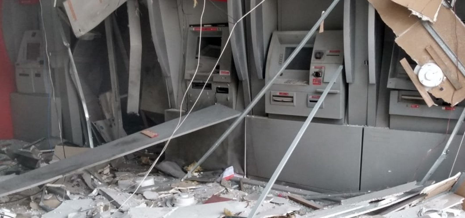 [Grupo armado explode agência bancária no Cabula para furtar caixa eletrônico]