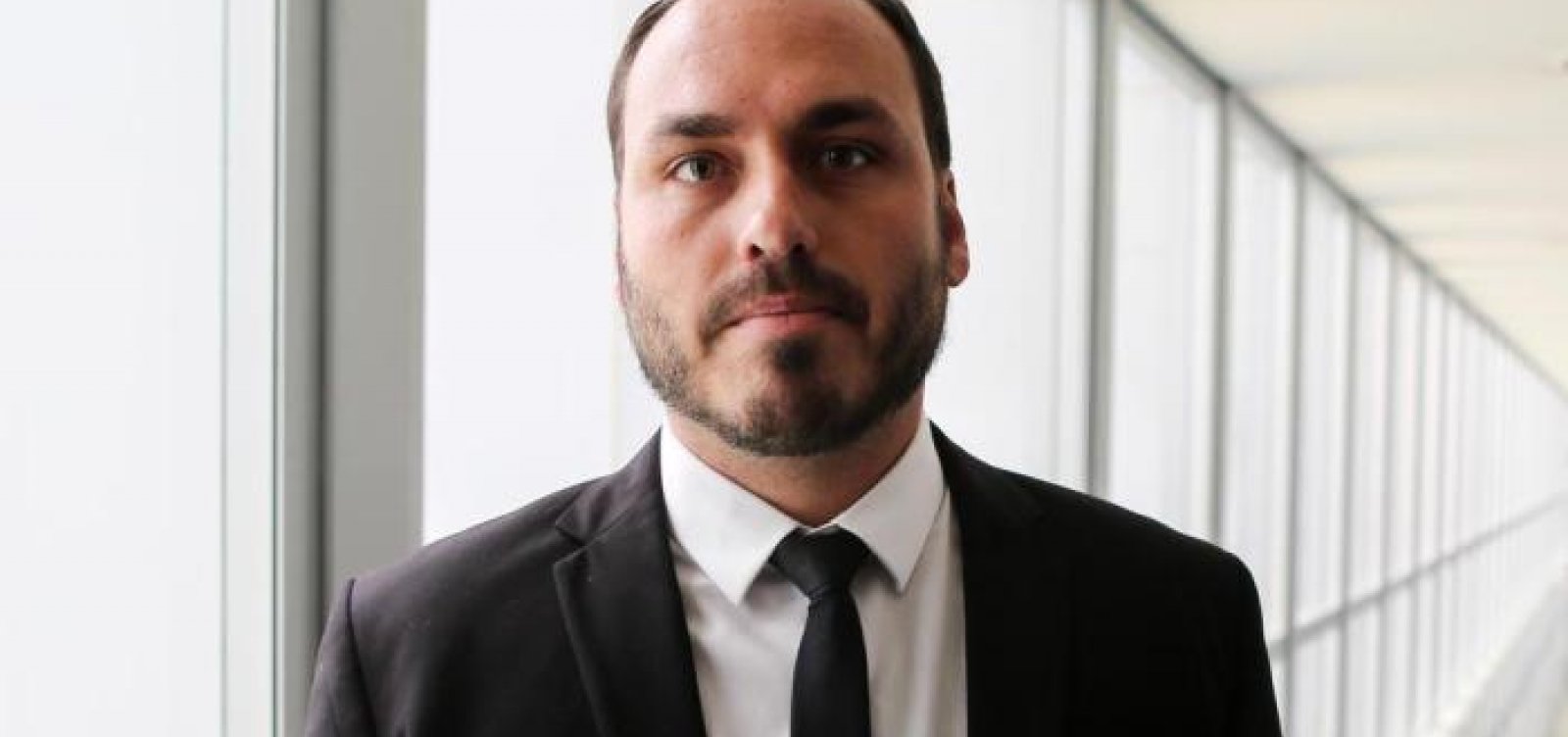 [Contrariando lei do TSE, Bolsonaro faz doação de R$ 10 mil para campanha do filho Carlos]