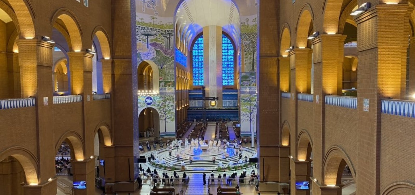 [Tradicional festa da Padroeira do Brasil, em Aparecida, tem missa vazia e minuto de silêncio]