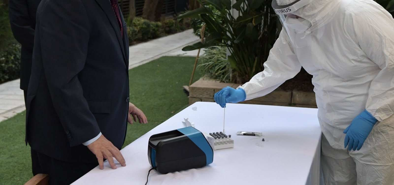 [CoronavÃ­rus pode sobreviver por atÃ© 28 dias em celular e dinheiro, diz estudo]