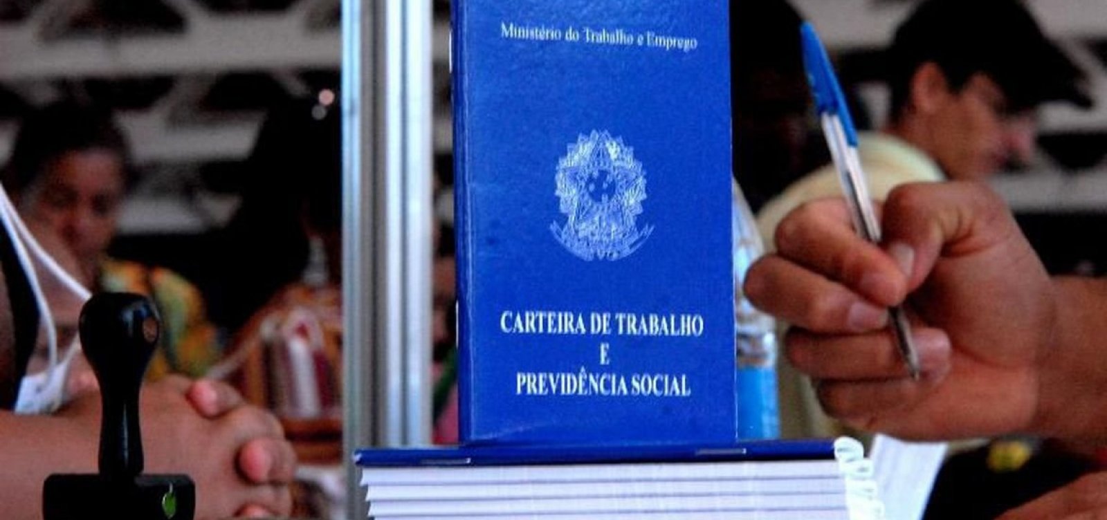 [Bolsonaro prorroga at&eacute; dezembro decreto que autoriza redu&ccedil;&atilde;o de sal&aacute;rios e jornada de trabalho]