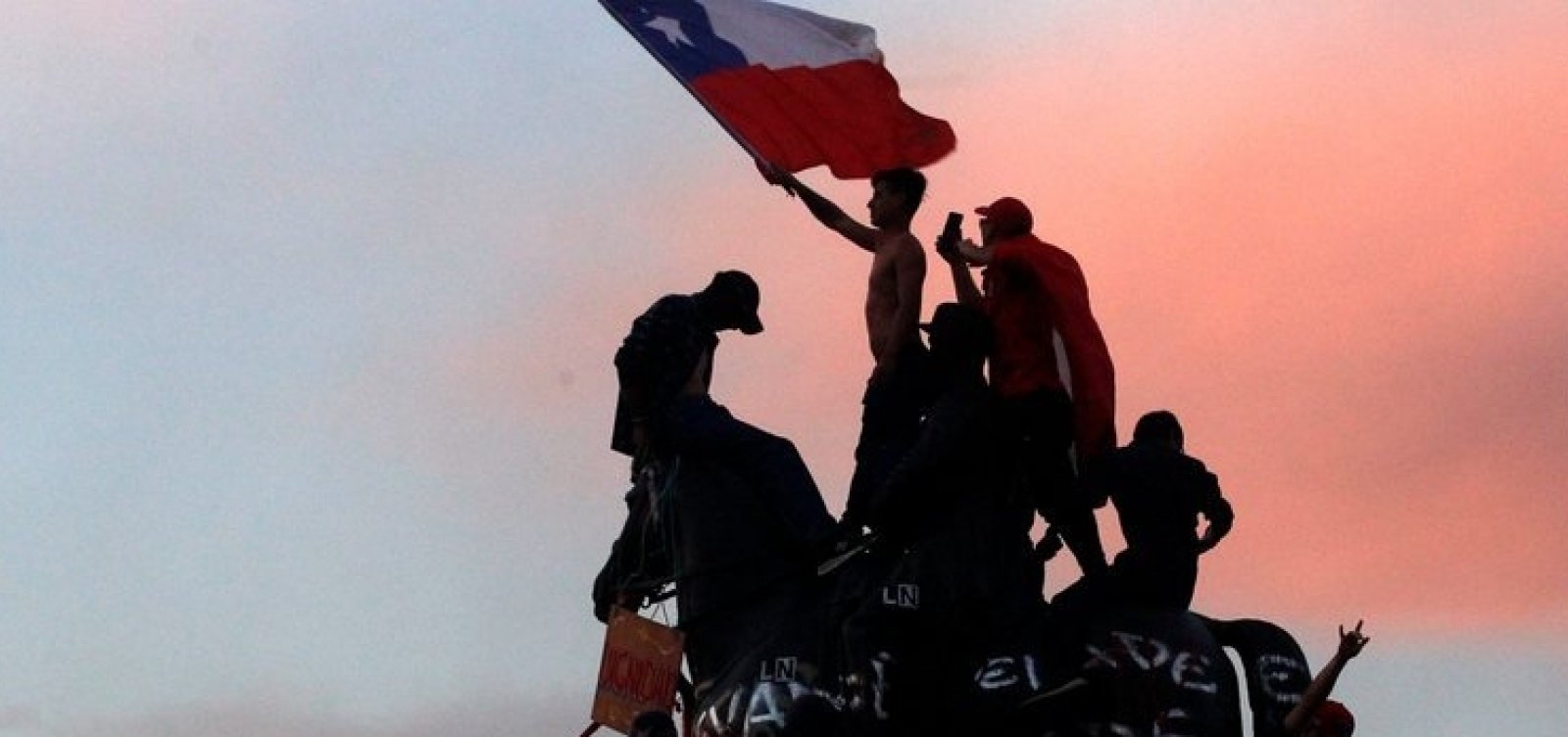 [Igrejas são incendiadas e destruídas durante protesto no Chile]