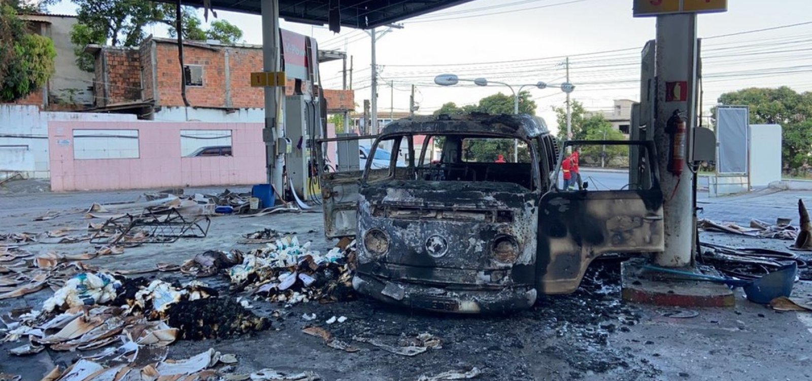 [Carro pega fogo e posto de combust&iacute;vel fica destru&iacute;do em Salvador]