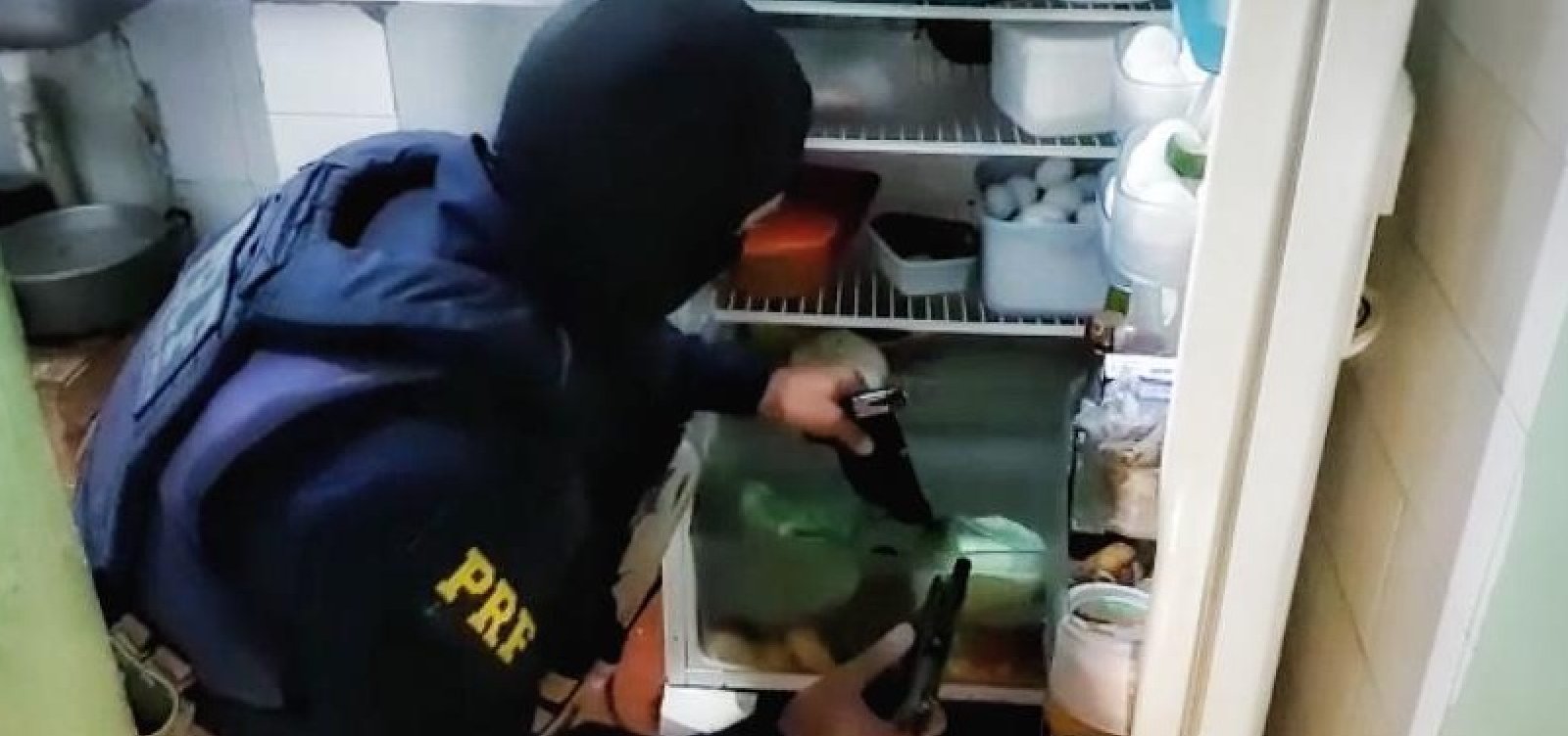 [Operação cumpre mandados de prisão contra policiais suspeitos de integrarem milícia]