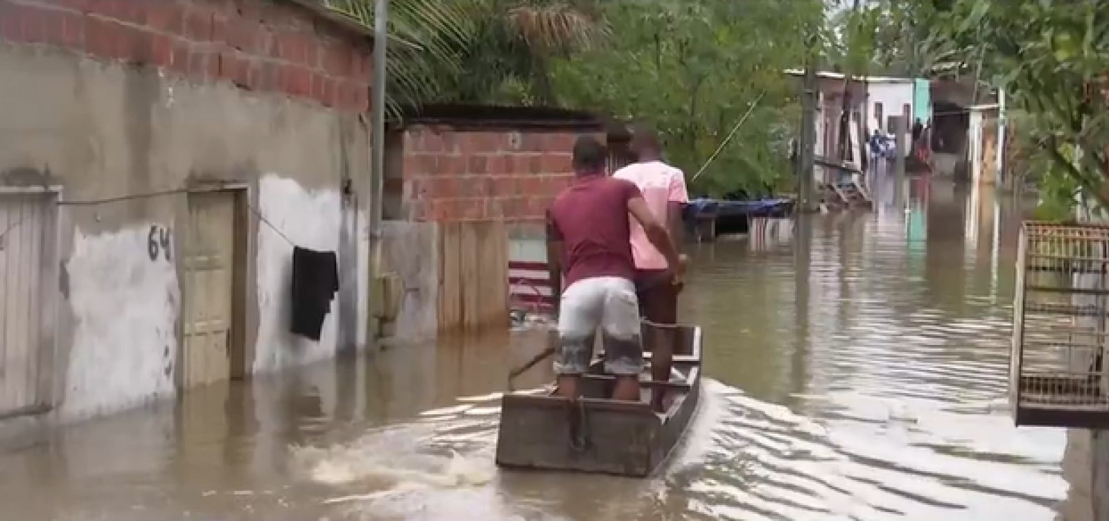 [Chuvas deixam pontes submersas e fam&iacute;lias desalojadas no sul da Bahia]