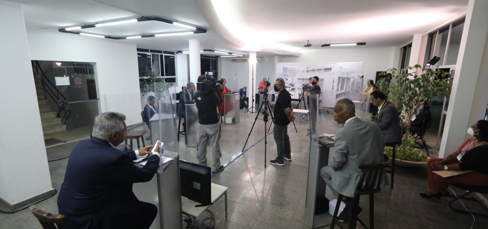 [Com ausência de Bruno Reis, candidatos atacam líder nas pesquisas em último debate eleitoral]
